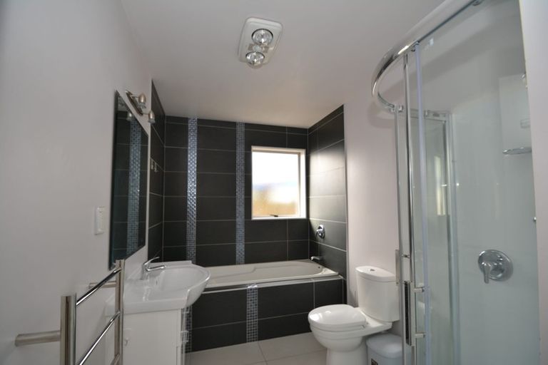 Photo of property in 5a Graham Avenue, Te Atatu Peninsula, Auckland, 0610