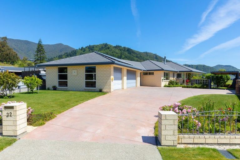 Photo of property in 32 Admiralty Place, Waikawa, Picton, 7220