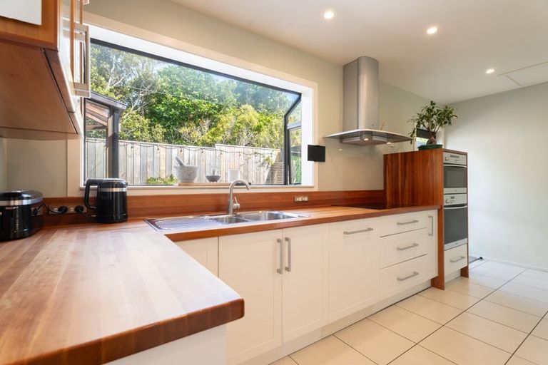 Photo of property in 8 Hillview Crescent, Paparangi, Wellington, 6037