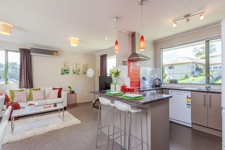 Photo of property in 43 Hewlett Road, Massey, Auckland, 0614