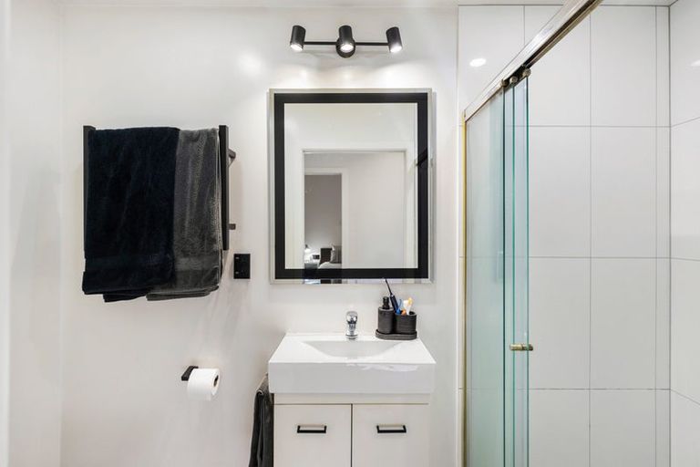 Photo of property in Las Olas De Cuba, 1/35 Torrens Terrace, Mount Cook, Wellington, 6011