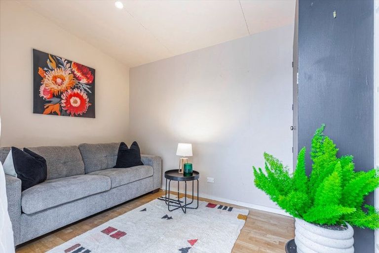 Photo of property in 2/9 London Street, Te Atatu Peninsula, Auckland, 0610