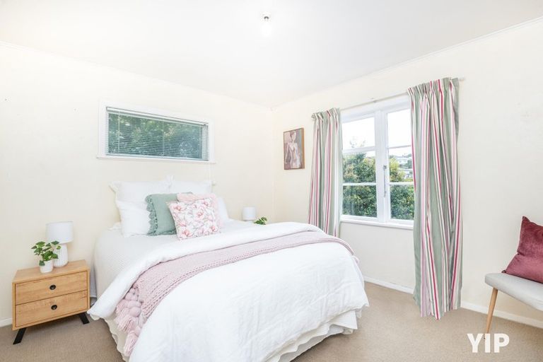 Photo of property in 27 Spenmoor Street, Newlands, Wellington, 6037