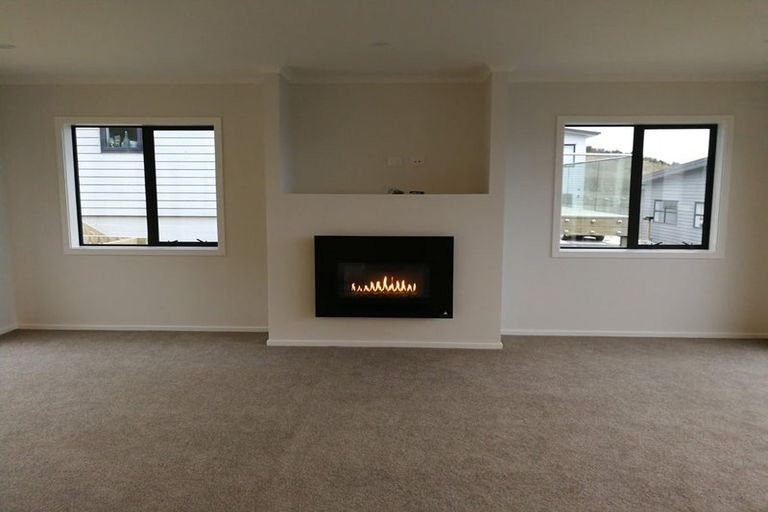 Photo of property in 5a Grumman Lane, Newlands, Wellington, 6037