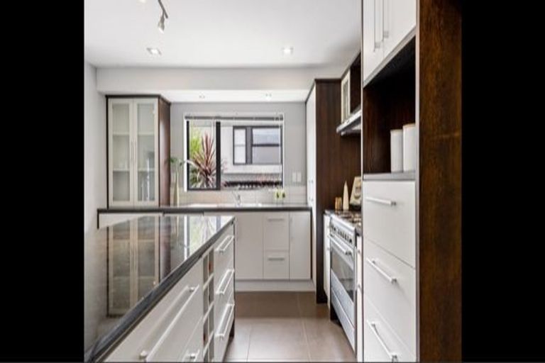 Photo of property in 46 Newbury Place, Schnapper Rock, Auckland, 0632