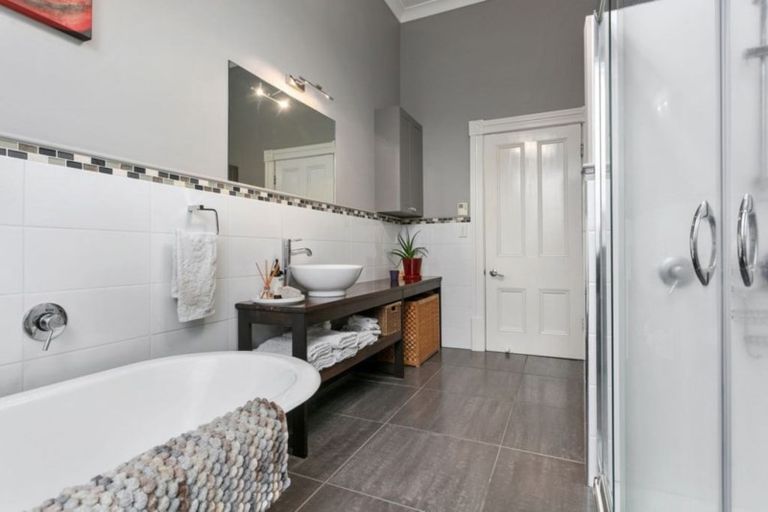 Photo of property in 20 Queen Street, Cambridge, 3434