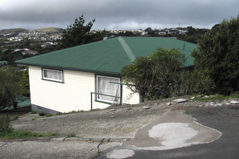 Photo of property in 131 Ruskin Road, Newlands, Wellington, 6037