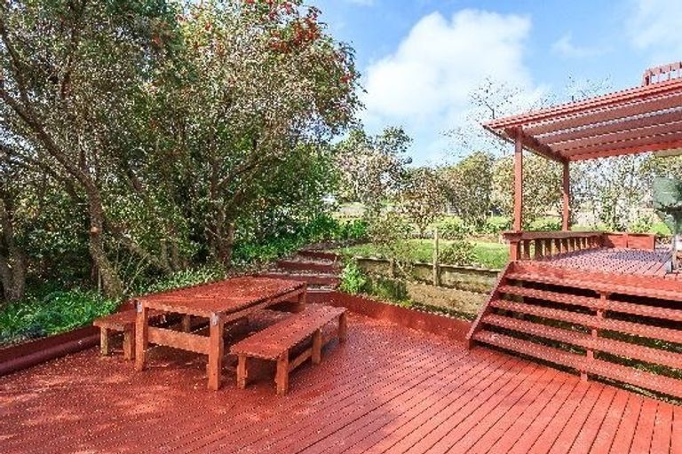 Photo of property in 8 Northcross Drive, Oteha, Auckland, 0632