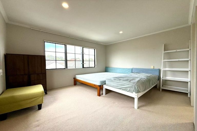 Photo of property in 8 Applebox Lane, Henderson, Auckland, 0612