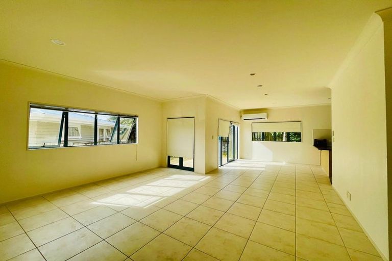 Photo of property in 1/5 Carole Crescent, Pakuranga, Auckland, 2010