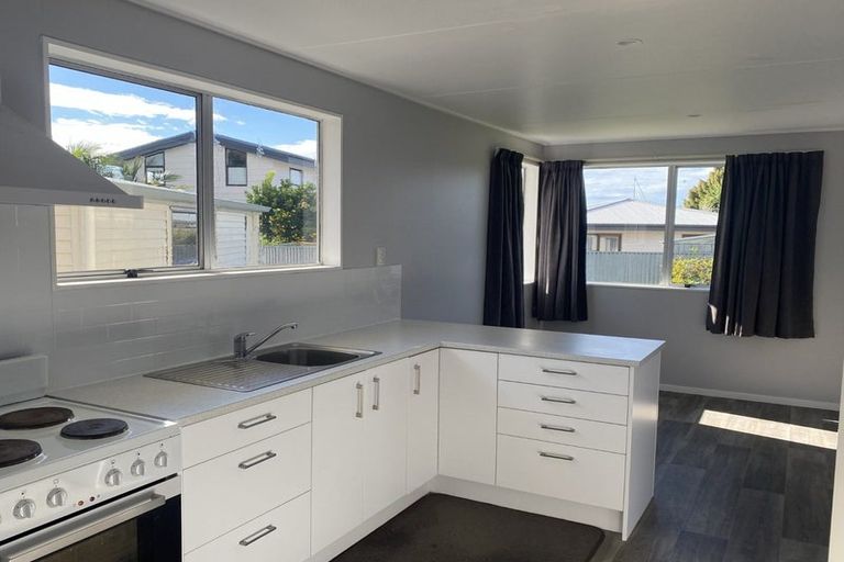 Photo of property in 16 Gilmour Place, Taradale, Napier, 4112
