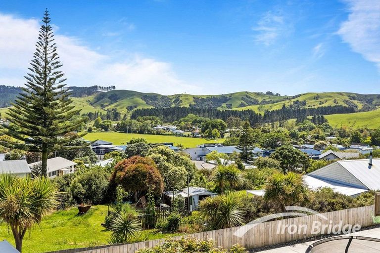 Photo of property in 20 Rauta Way, Helensville, 0800