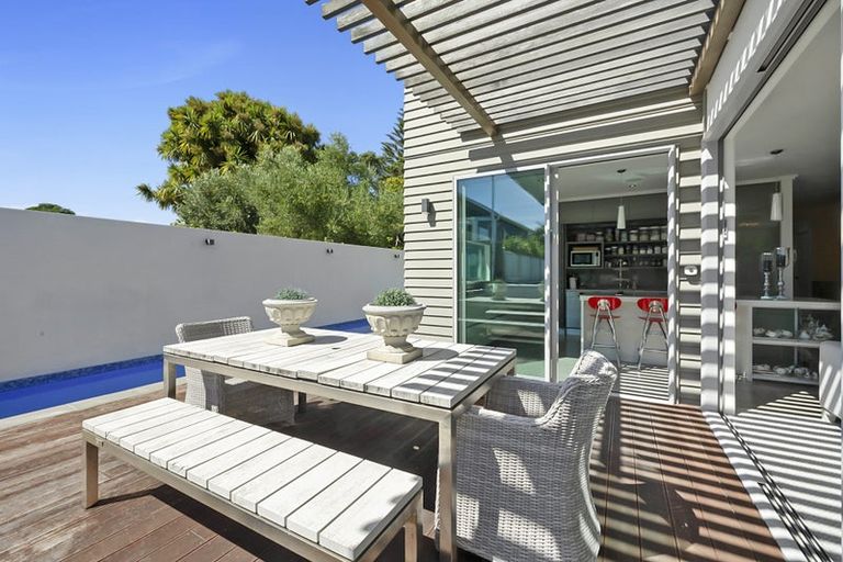 Photo of property in 10 Pendarves Street, New Plymouth, 4310