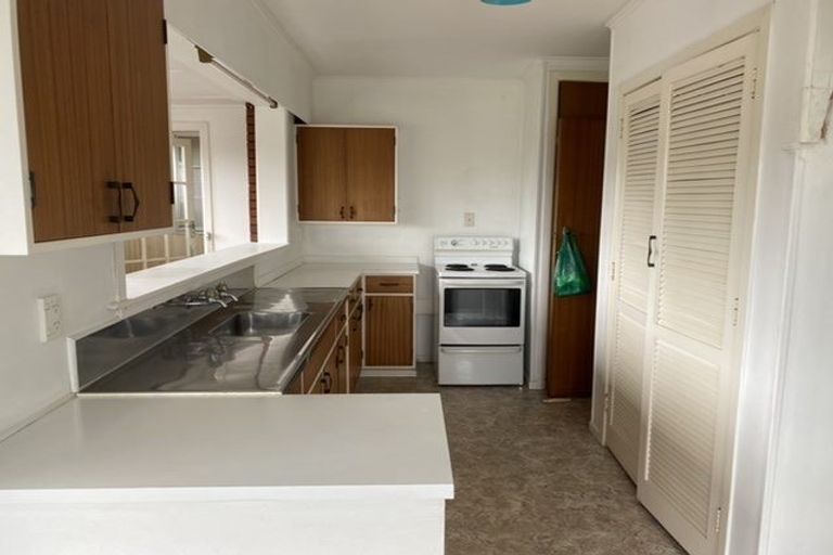 Photo of property in 3/69 Royal View Road, Te Atatu South, Auckland, 0610