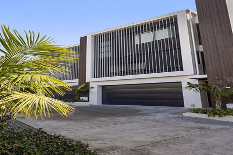 Photo of property in 2/11a Baring Terrace, Strandon, New Plymouth, 4312