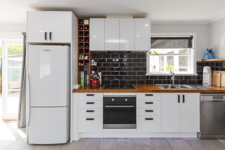 Photo of property in 10 Pitama Road, Awapuni, Palmerston North, 4412