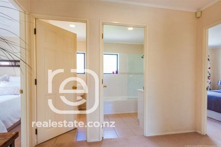 Photo of property in 2 Marbella Drive, Massey, Auckland, 0614