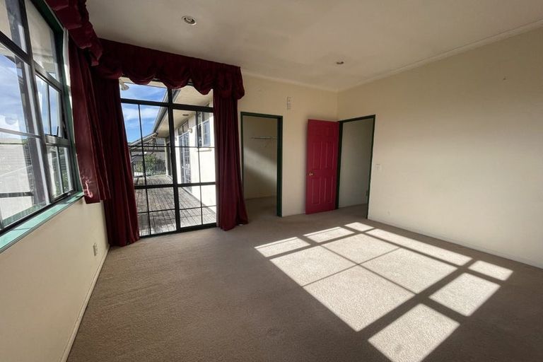 Photo of property in 9 Vinograd Drive, Te Atatu Peninsula, Auckland, 0610
