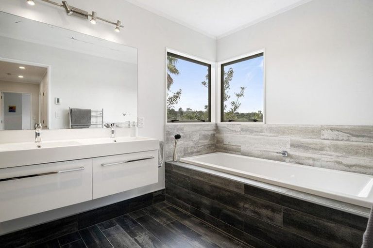 Photo of property in 44 Ravenstone Place, Chatswood, Auckland, 0626