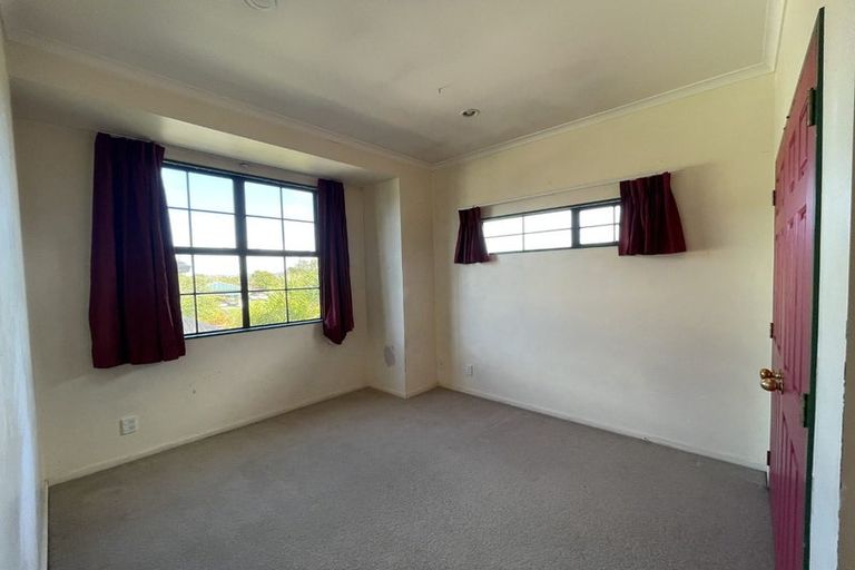 Photo of property in 9 Vinograd Drive, Te Atatu Peninsula, Auckland, 0610