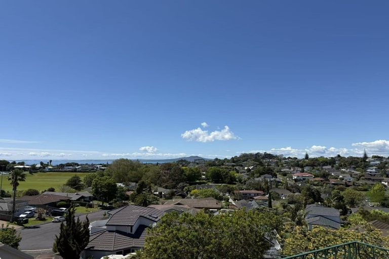Photo of property in 28 Ronald Macken Place, Windsor Park, Auckland, 0632