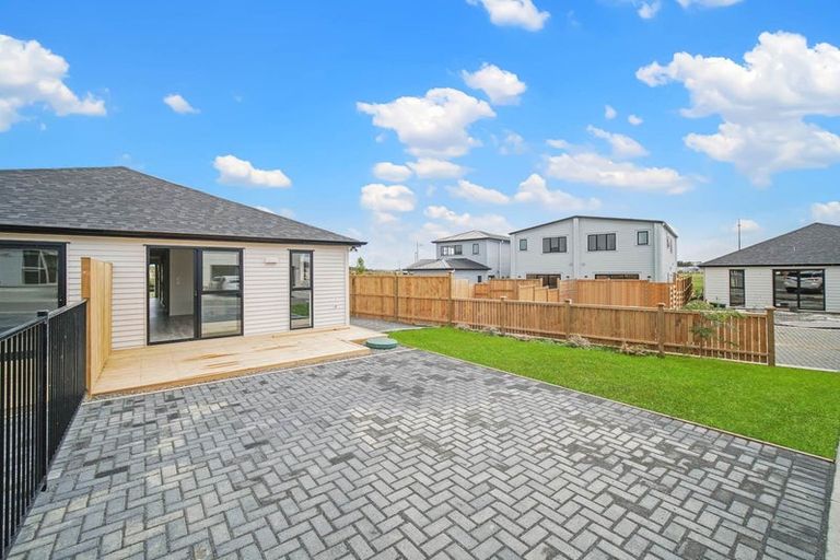 Photo of property in 6 Rorotu Avenue, Karaka, 2113