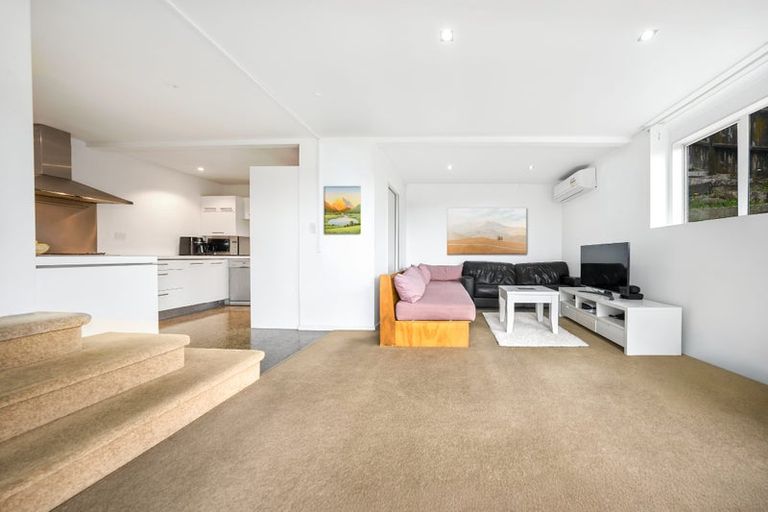 Photo of property in 1a Highgrove Lane, Totara Vale, Auckland, 0632