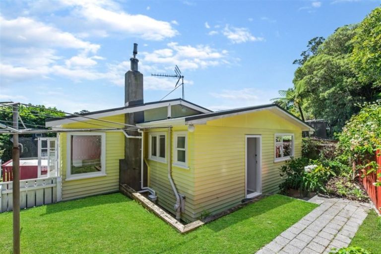 Photo of property in 6 Royston Way, Newlands, Wellington, 6037