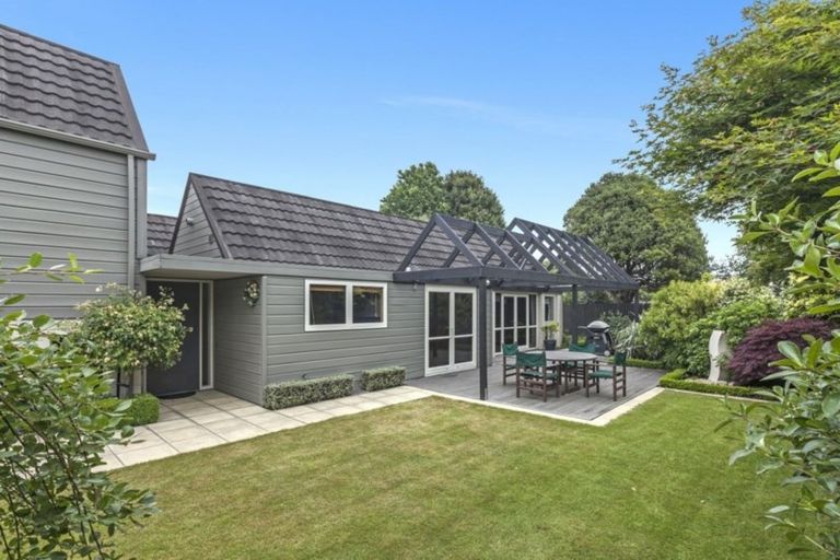 Photo of property in 18 Lombard Place, Avonhead, Christchurch, 8042