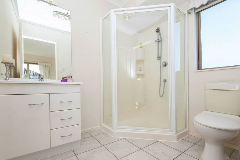 Photo of property in 16 Nad Place, East Tamaki Heights, Auckland, 2016