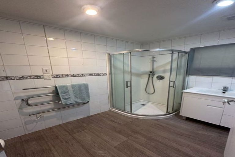 Photo of property in 635 Glenfield Road, Totara Vale, Auckland, 0629