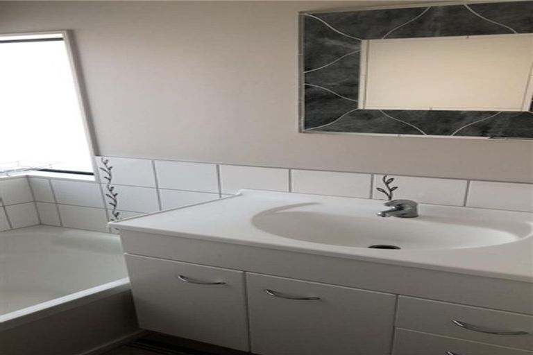 Photo of property in 51 Queen Mary Avenue, New Lynn, Auckland, 0600