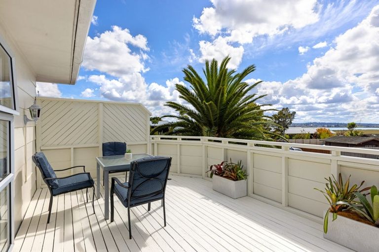 Photo of property in 43 Rewarewa Road, Te Atatu Peninsula, Auckland, 0610