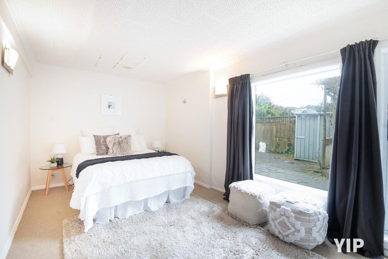 Photo of property in 27 Spenmoor Street, Newlands, Wellington, 6037