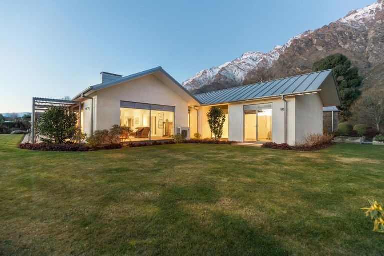 Photo of property in 3 Bayonet Peak Place, Drift Bay, Queenstown, 9371