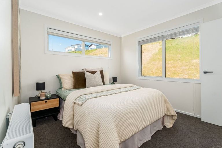 Photo of property in 115a Queen Charlotte Drive, Aotea, Porirua, 5024