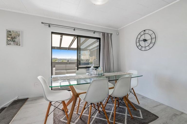 Photo of property in 2/8 Sevilla Place, Unsworth Heights, Auckland, 0632