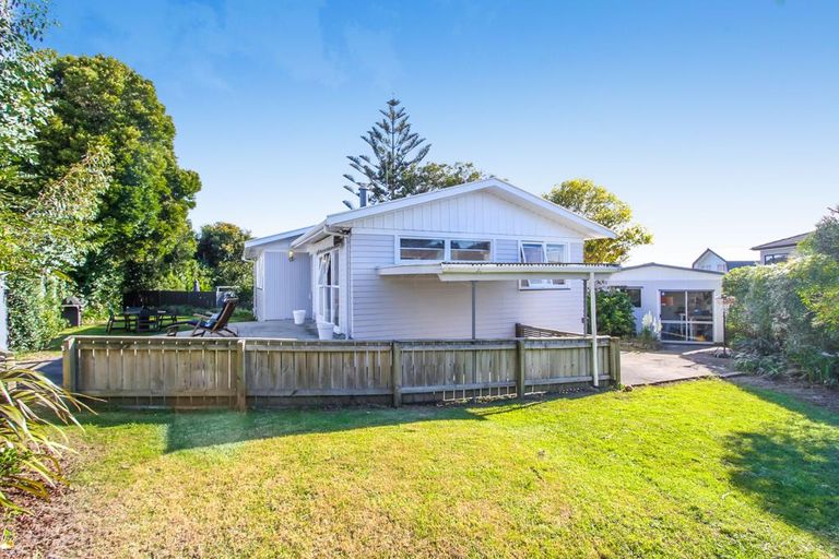 Photo of property in 20 Miltonia Avenue, Te Atatu South, Auckland, 0610