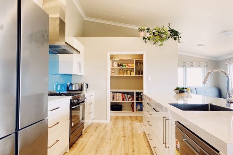 Photo of property in 18 Monaco Grove, Fitzherbert, Palmerston North, 4410