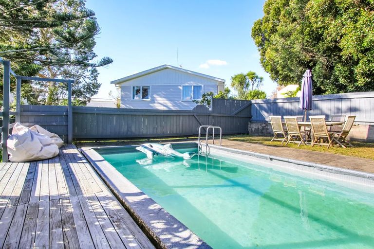 Photo of property in 20 Miltonia Avenue, Te Atatu South, Auckland, 0610