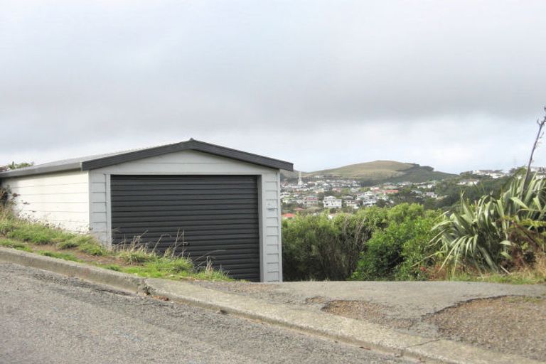 Photo of property in 135 Ruskin Road, Newlands, Wellington, 6037