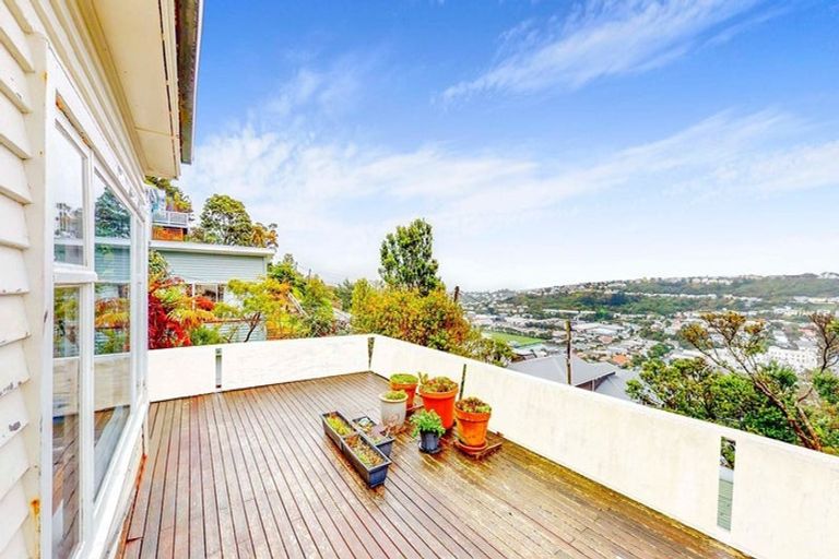 Photo of property in 88 Nevay Road, Karaka Bays, Wellington, 6022