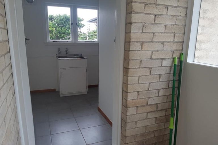 Photo of property in 1/29 Lake Road, Northcote, Auckland, 0627