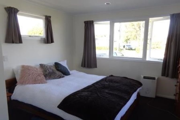 Photo of property in 18 Enderby Drive, Te Atatu Peninsula, Auckland, 0610