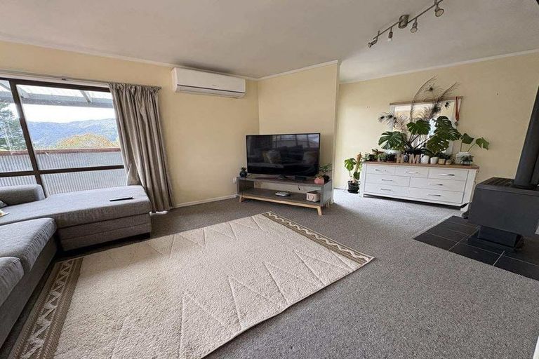 Photo of property in 3 Fenchurch Grove, Stokes Valley, Lower Hutt, 5019
