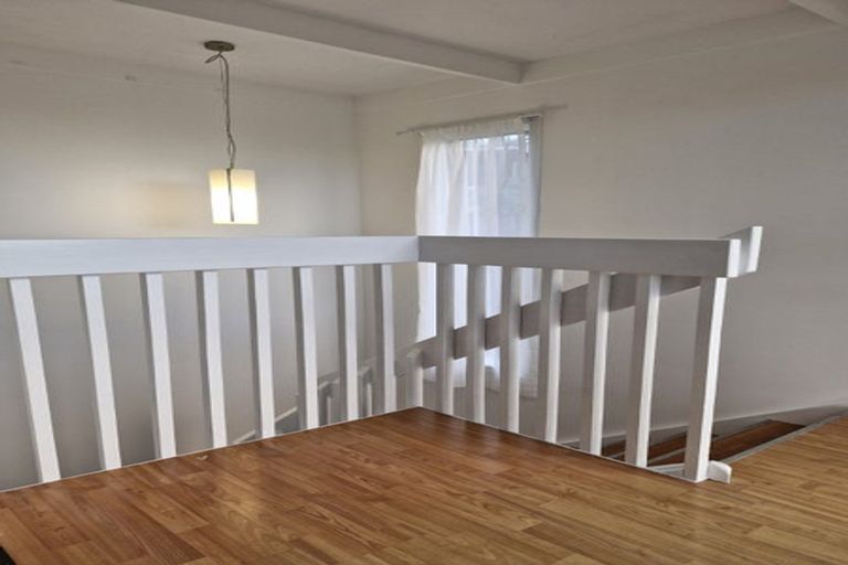 Photo of property in 32 Hogans Road, Glenfield, Auckland, 0629