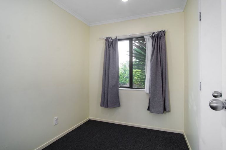 Photo of property in 17 Vina Place, Massey, Auckland, 0614