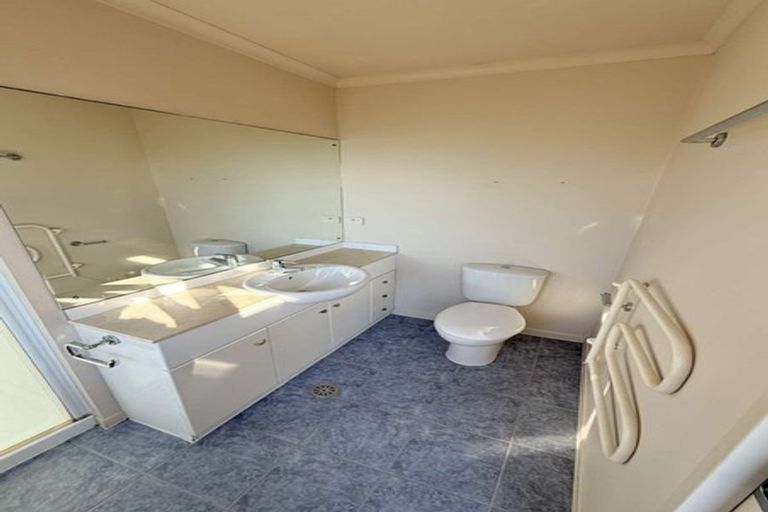 Photo of property in 16 Provence Esplanade, Te Atatu Peninsula, Auckland, 0610