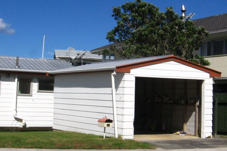 Photo of property in 8a Middlesex Place, Northland, Wellington, 6012