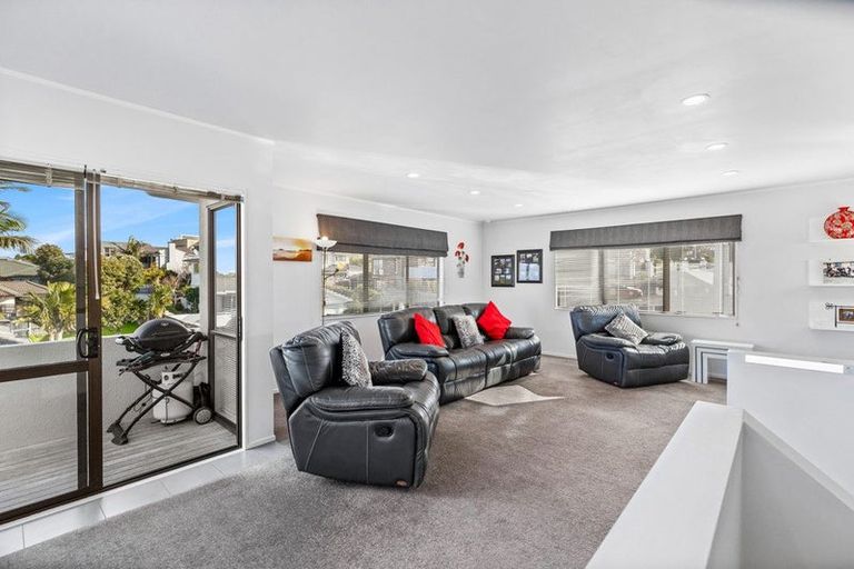 Photo of property in 2/1 Bluefin Way, West Harbour, Auckland, 0618
